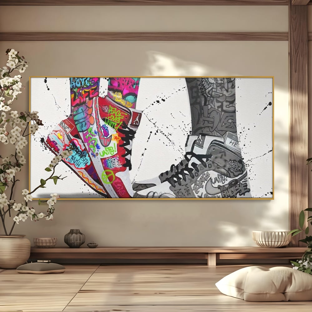Tablou canvas cu tablou canvas cu adidasi graffiti si picioare, in rama de aluminiu auriu